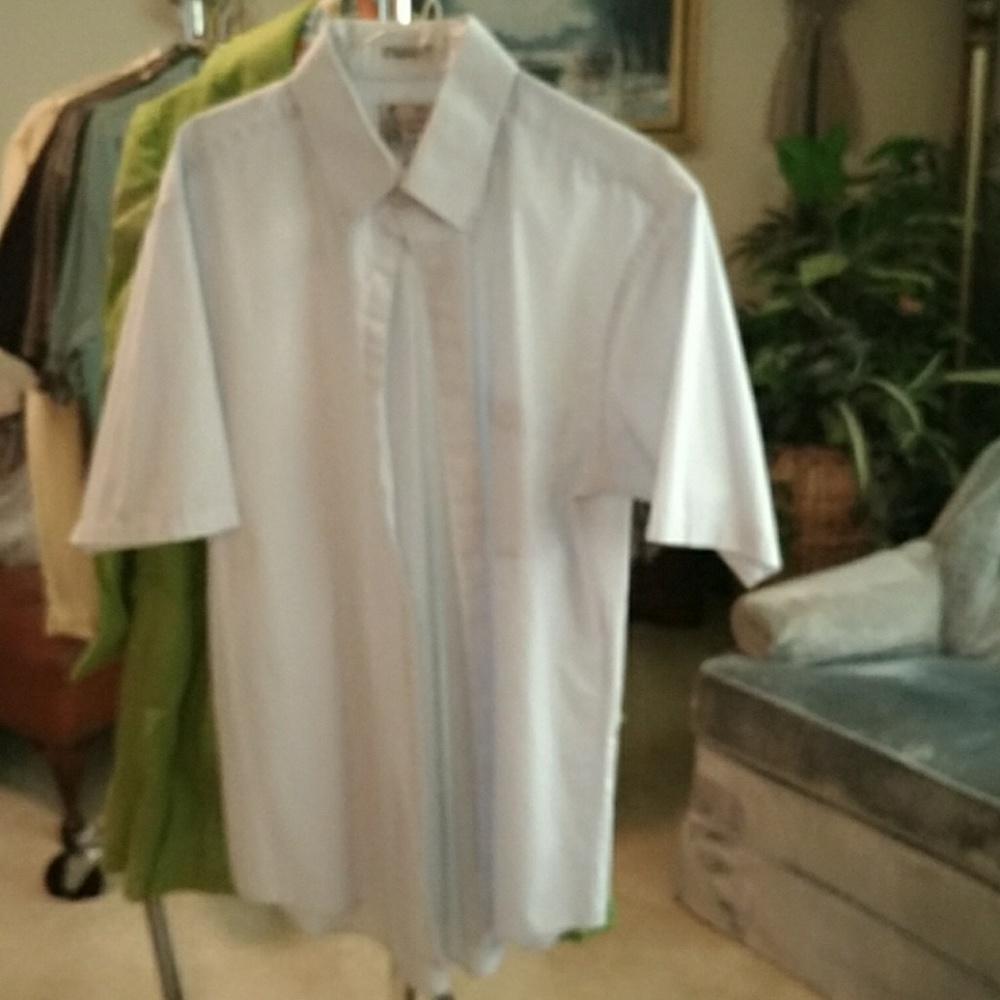 Men's light blue short sleeve dress shirt